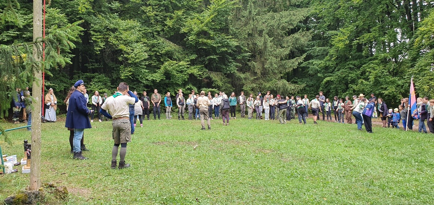 Gyülekező a táborzárást jelző zászlólevonásra